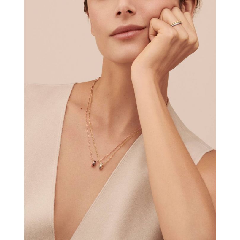 Boucheron Collier pendentif Boucheron "Mini Bague Quatre Classique" avec diamants de 2017. 