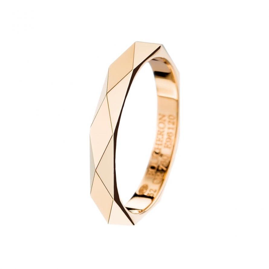 First product packshot Facette yellow gold Wedding Band
