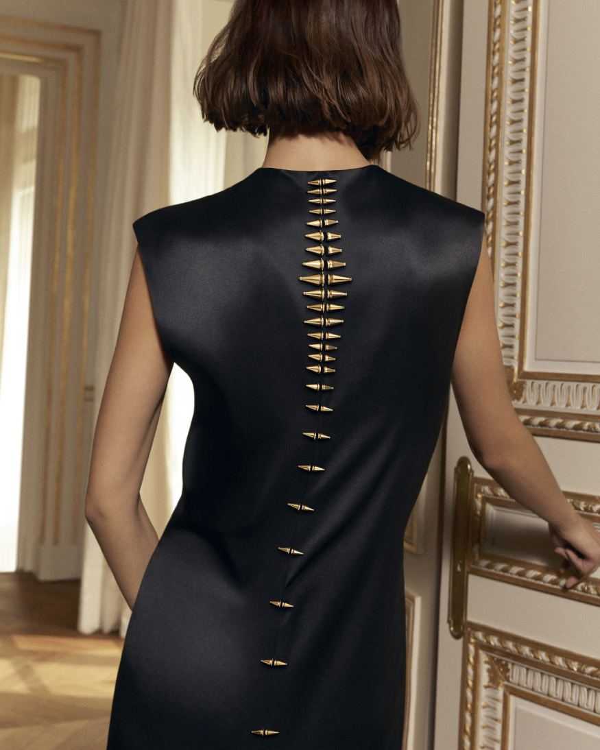 model wearing carte blanche paris vu du 26 collection jack pins down her back