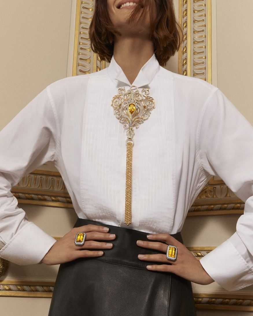 model wearing carte blanche paris vu du 26 collection necklace & rings