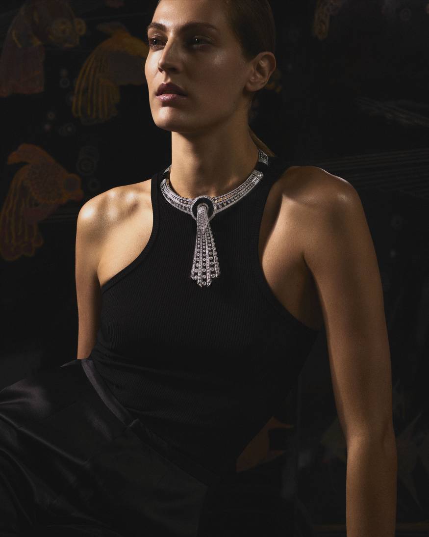 female model wearing histoire de style art deco collection necklace