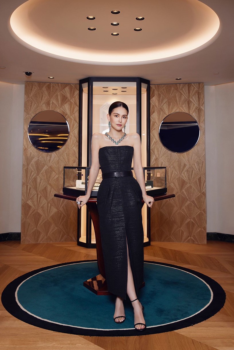 Hannah wearing Histoire de Style-Art Deco collection